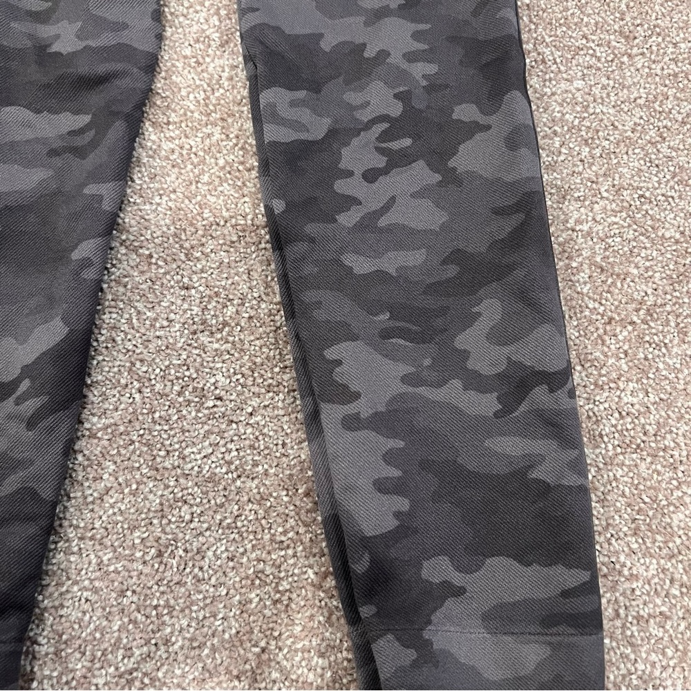 SPANX Look At Me Now Camo Seamless Leggings‎ - Picture 4 of 8